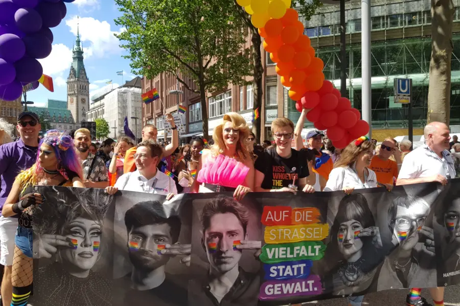 Unter dem Motto „Solidarisch queer. Haltung zeigen – für eine Zukunft ohne Angst!“ wird in Hamburg am Samstag ein Zeichen gegen Gewalt gesetzt 