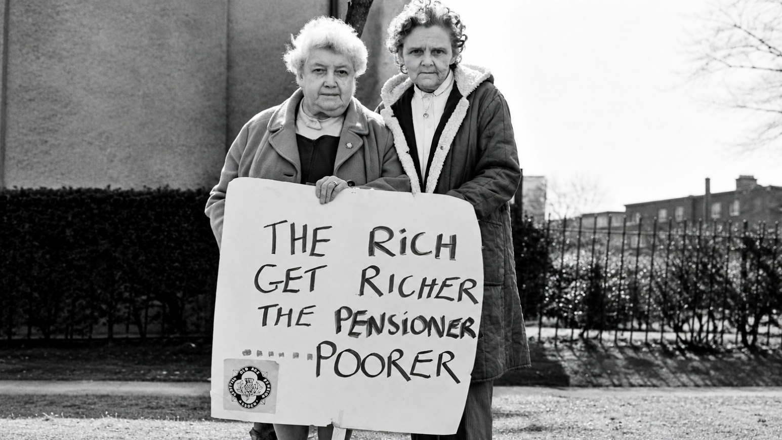 Protest kennt kein Alter: Zwei Seniorinnen, die Ende der Achtzigerjahre in Edinburgh auf das Problem der Altersarmut aufmerksam machen