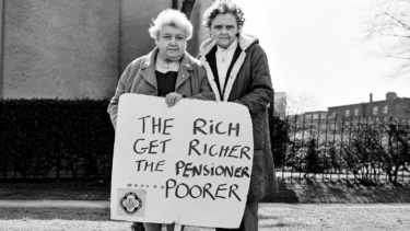 Protest kennt kein Alter: Zwei Seniorinnen, die Ende der Achtzigerjahre in Edinburgh auf das Problem der Altersarmut aufmerksam machen