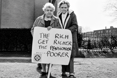 Protest kennt kein Alter: Zwei Seniorinnen, die Ende der Achtzigerjahre in Edinburgh auf das Problem der Altersarmut aufmerksam machen