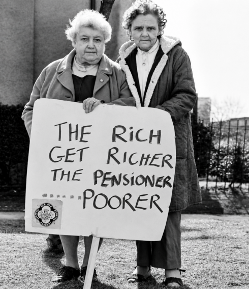 Protest kennt kein Alter: Zwei Seniorinnen, die Ende der Achtzigerjahre in Edinburgh auf das Problem der Altersarmut aufmerksam machen