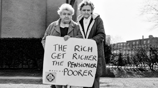 Protest kennt kein Alter: Zwei Seniorinnen, die Ende der Achtzigerjahre in Edinburgh auf das Problem der Altersarmut aufmerksam machen