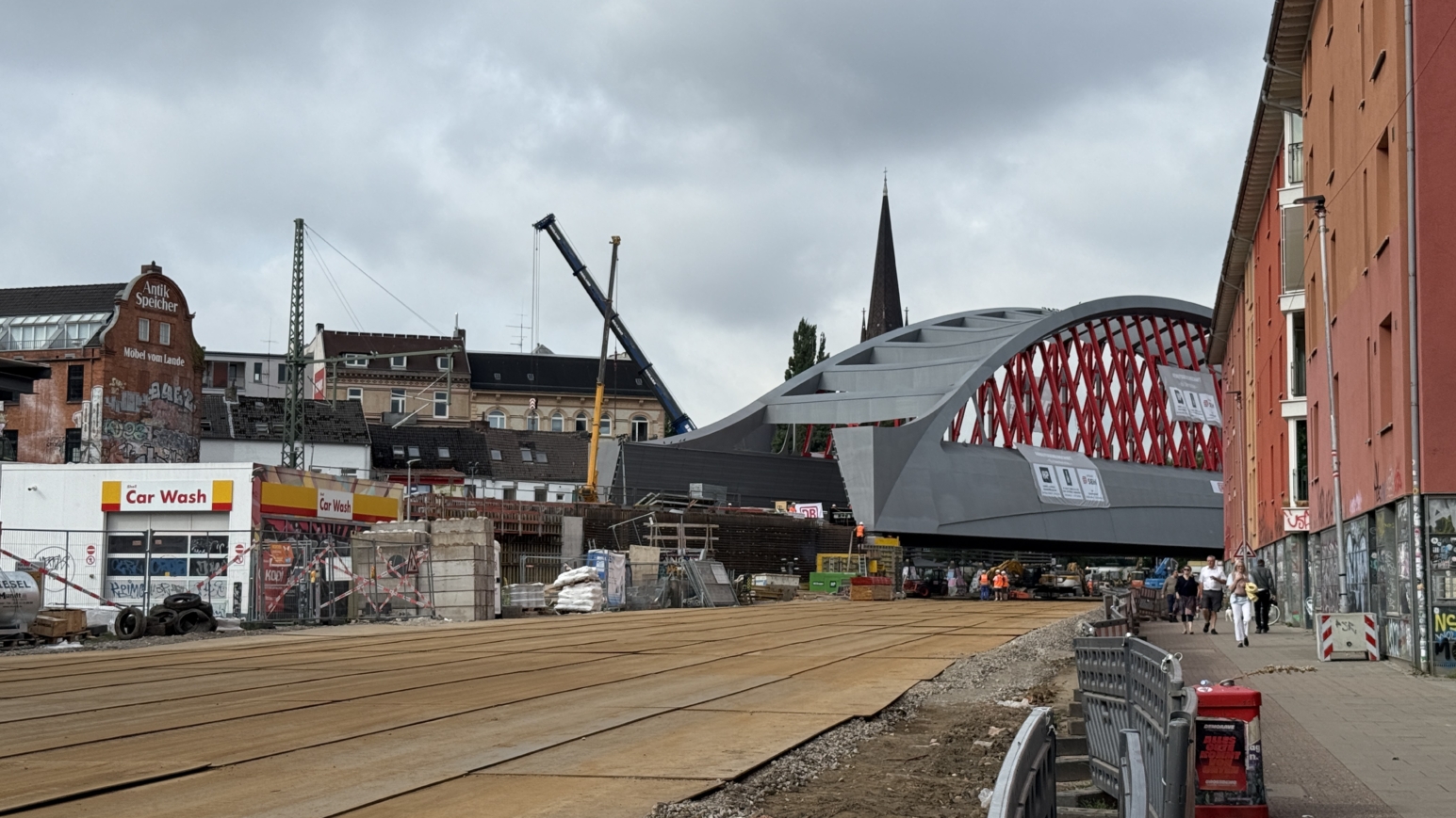 Es ist soweit: Die neue Sternbrücke hat in der Nacht zu Freitag, den 31.7. ihren neuen Bestimmungsort erreicht
