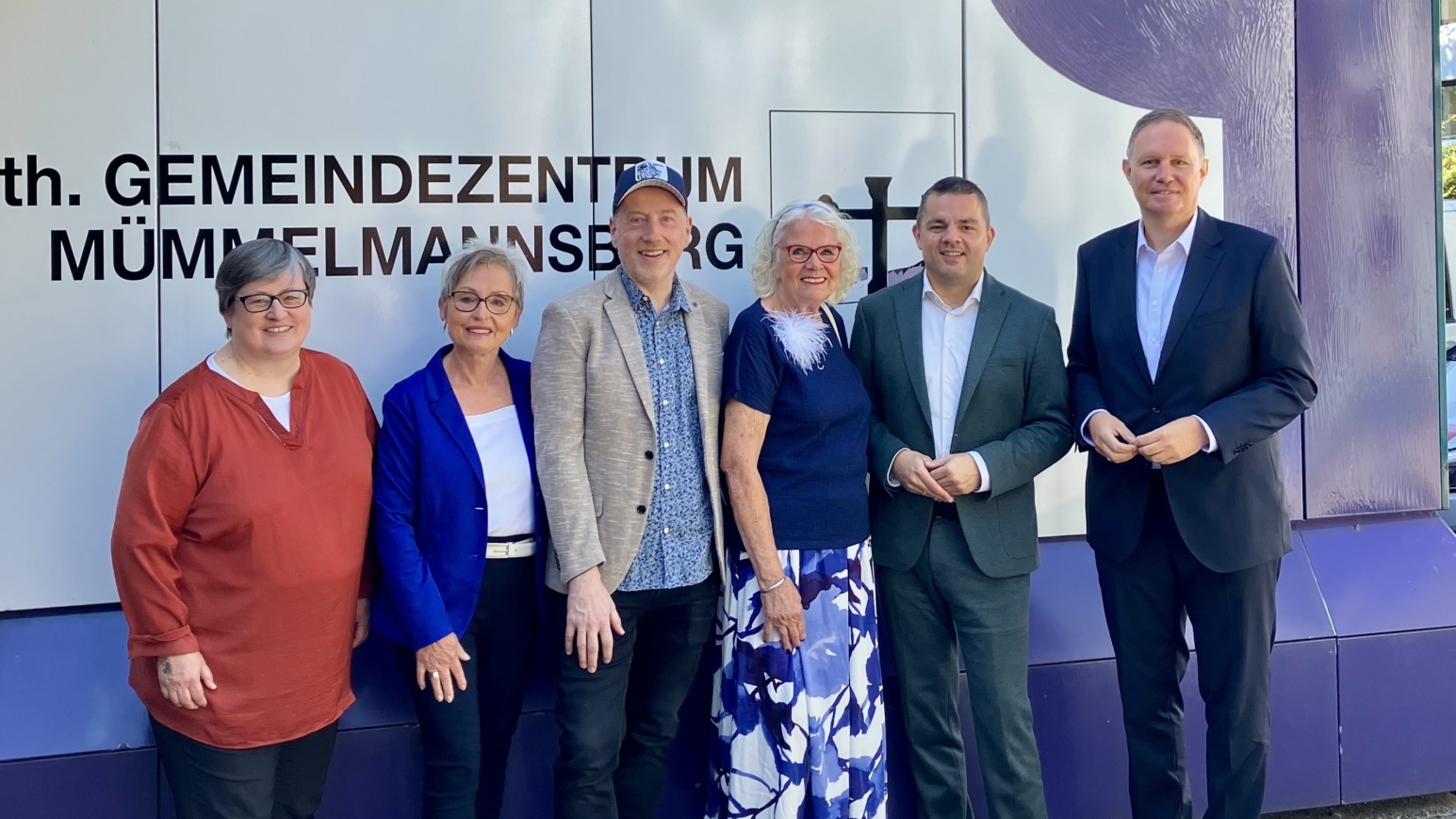 V. l. n. r.: Petra, Behrsing (Leitungsteam des kleinen hoftheaters), Christiane Beetz, (Vorsitzende des Bezirksausschusses Mümmelmannsberg der Kirche Steinbek), Stefan Leonard (Leitungsteam des kleinen hoftheaters), Claudia Isbarn (Leitungsteam des kleinen hoftheaters), Ralf Neubauer, Bezirksamtsleiter Hamburg-Mitte und Dr. Carsten Brosda, Senator für Kultur und Medien