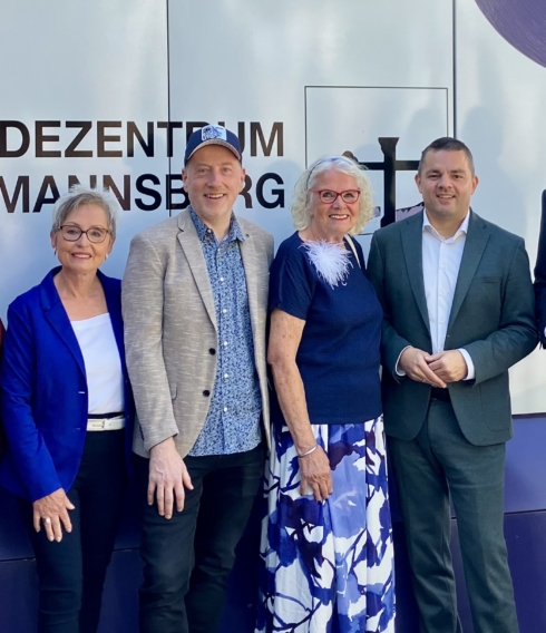 V. l. n. r.: Petra, Behrsing (Leitungsteam des kleinen hoftheaters), Christiane Beetz, (Vorsitzende des Bezirksausschusses Mümmelmannsberg der Kirche Steinbek), Stefan Leonard (Leitungsteam des kleinen hoftheaters), Claudia Isbarn (Leitungsteam des kleinen hoftheaters), Ralf Neubauer, Bezirksamtsleiter Hamburg-Mitte und Dr. Carsten Brosda, Senator für Kultur und Medien