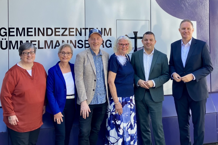 V. l. n. r.: Petra, Behrsing (Leitungsteam des kleinen hoftheaters), Christiane Beetz, (Vorsitzende des Bezirksausschusses Mümmelmannsberg der Kirche Steinbek), Stefan Leonard (Leitungsteam des kleinen hoftheaters), Claudia Isbarn (Leitungsteam des kleinen hoftheaters), Ralf Neubauer, Bezirksamtsleiter Hamburg-Mitte und Dr. Carsten Brosda, Senator für Kultur und Medien