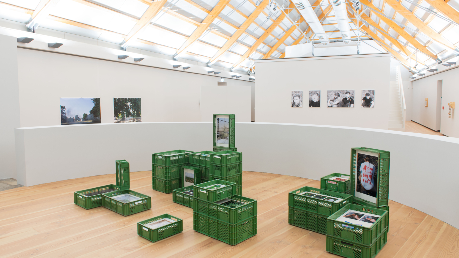 Ausstellungsansicht von „Klimax Klima“ im Schloss Neuhardenberg, im Vordergrund die Arbeit von Jonas Fischer