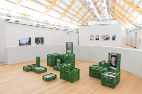 Ausstellungsansicht von „Klimax Klima“ im Schloss Neuhardenberg, im Vordergrund die Arbeit von Jonas Fischer