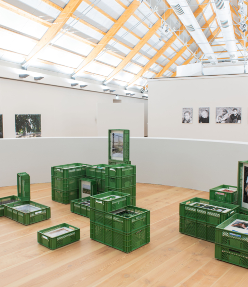 Ausstellungsansicht von „Klimax Klima“ im Schloss Neuhardenberg, im Vordergrund die Arbeit von Jonas Fischer
