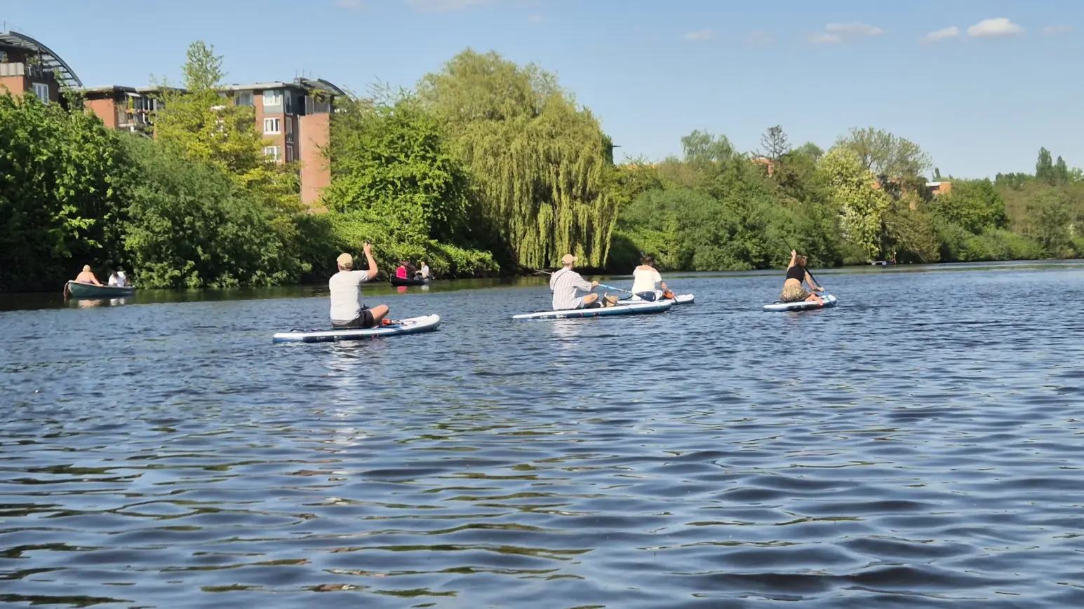 Auf den Boards über die Alster mit der Wassersportart Stand-up-Paddling