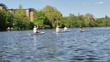 Auf den Boards über die Alster mit der Wassersportart Stand-up-Paddling