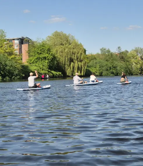 Auf den Boards über die Alster mit der Wassersportart Stand-up-Paddling