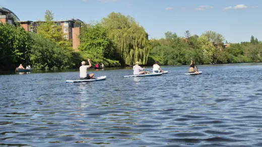 Auf den Boards über die Alster mit der Wassersportart Stand-up-Paddling