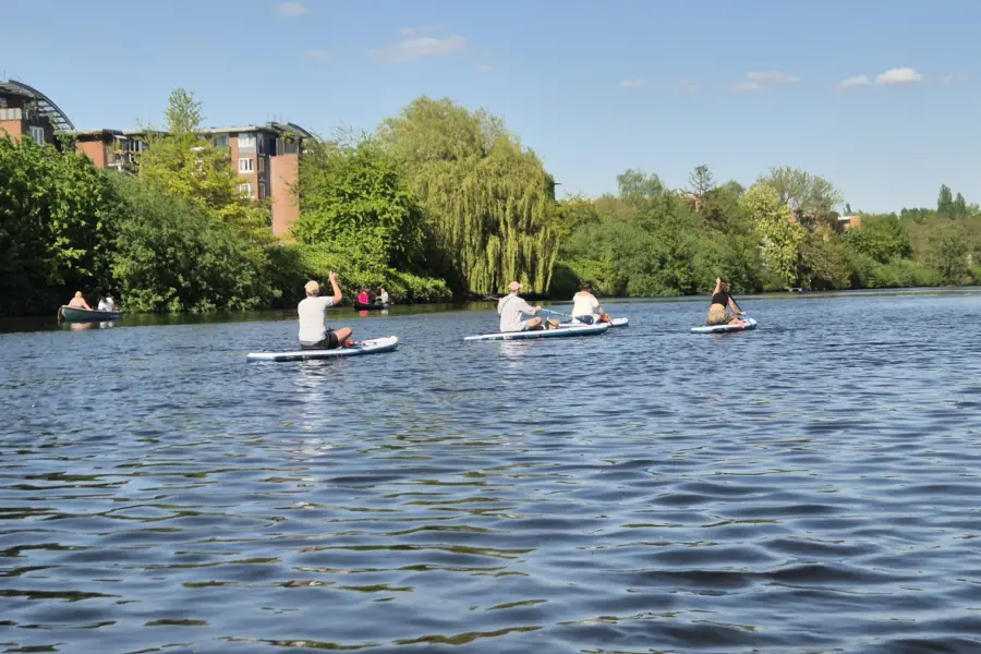 Auf den Boards über die Alster mit der Wassersportart Stand-up-Paddling