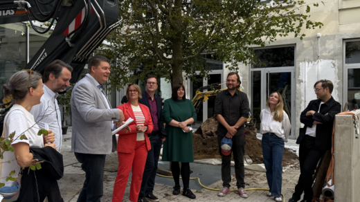 Das Vorstandsteam der NAA sowie Hamburgs Zweite Bürgermeisterin und Umweltsenatorin Katharina Fegebank, Finanzsenator Dr. Andreas Dressel, Sozialsenatorin Melanie Schlotzhauer sowie Altonas Bezirksamtsleiter Dr. Sebastian Kloth führten beim Presserundgang am 24. August durch das Neue Amt Altona