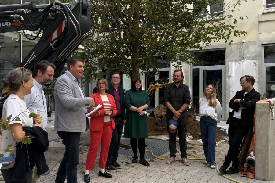 Das Vorstandsteam der NAA sowie Hamburgs Zweite Bürgermeisterin und Umweltsenatorin Katharina Fegebank, Finanzsenator Dr. Andreas Dressel, Sozialsenatorin Melanie Schlotzhauer sowie Altonas Bezirksamtsleiter Dr. Sebastian Kloth führten beim Presserundgang am 24. August durch das Neue Amt Altona