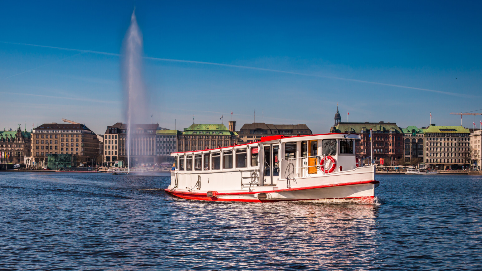 Die Alster entdecken und danach über den Kiez schlendern: Mit dem Kombiticket der Alster-Touristik
