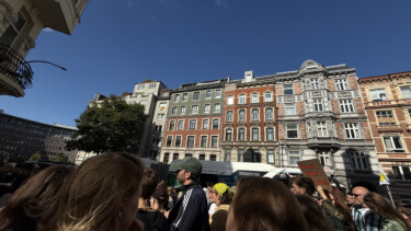 Gegenüber des betroffenen Wohnhauses fanden sich zur Kundgebung am Montag Abend viele Menschen ein