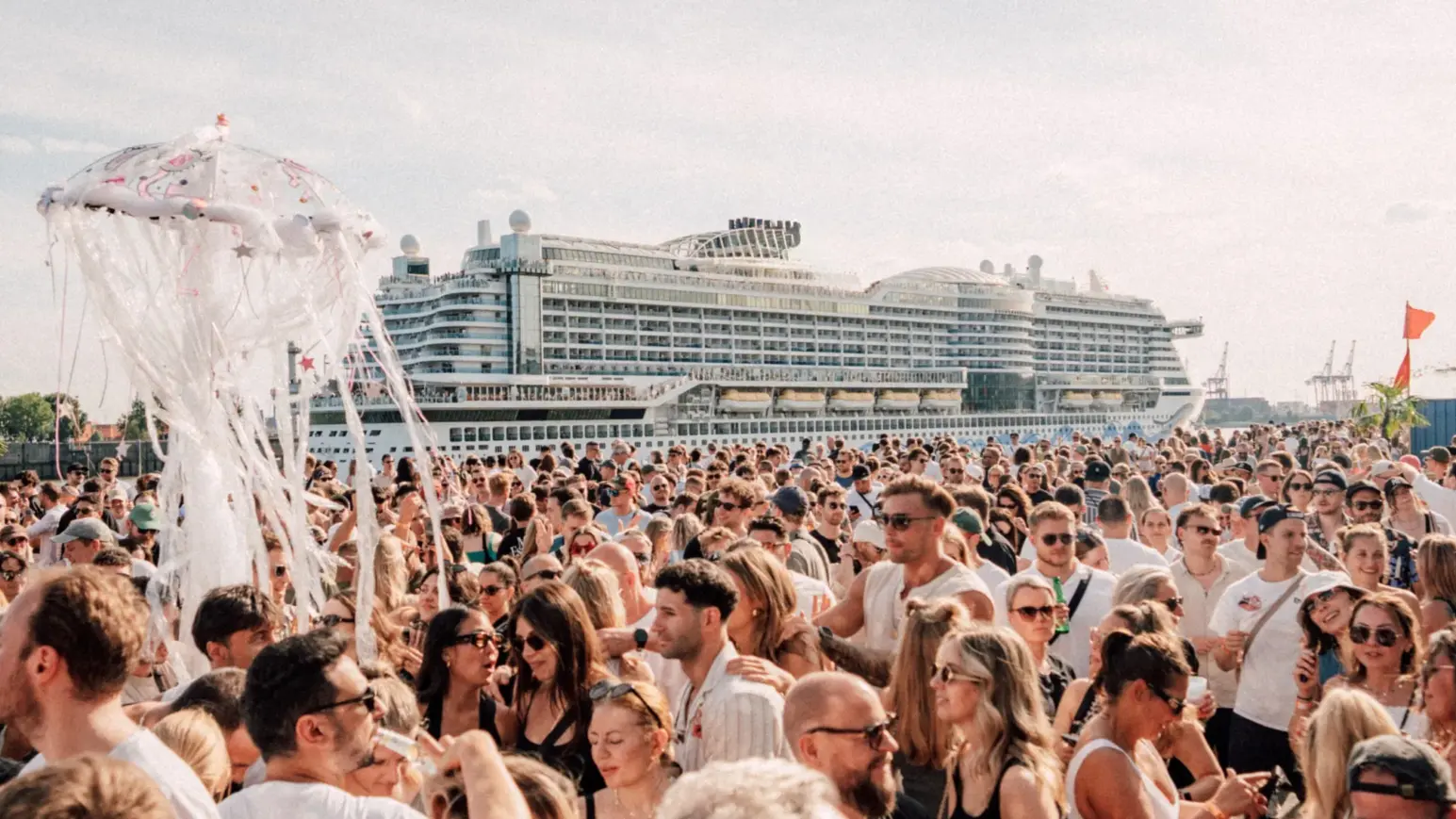 Vom 28.–30. August 2026 wird die Kaifläche am Cruise Center Altona erneut zur Bühne des Noisy Festivals.