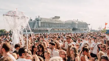 Vom 28.–30. August 2026 wird die Kaifläche am Cruise Center Altona erneut zur Bühne des Noisy Festivals.