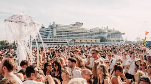 Vom 28.–30. August 2026 wird die Kaifläche am Cruise Center Altona erneut zur Bühne des Noisy Festivals.