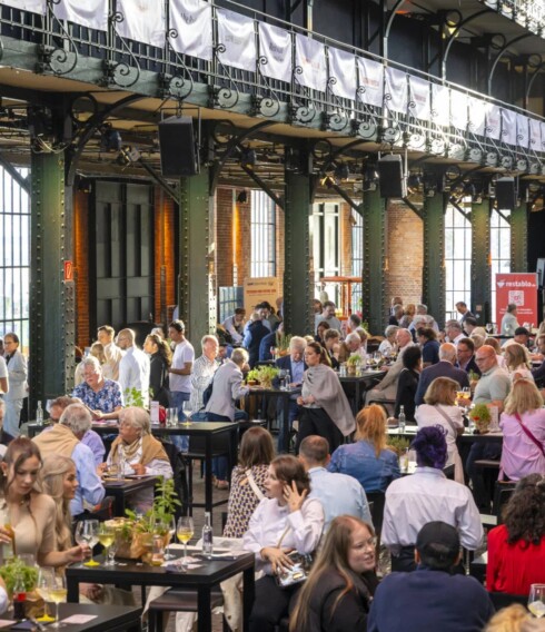 Die Fischauktionshalle verwandelte sich am Samstagabend in ein Mekka für Genießerinnen und Genießer / ©Jan-Rasmus Lippels