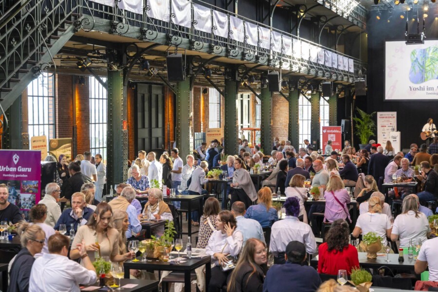 Die Fischauktionshalle verwandelte sich am Samstagabend in ein Mekka für Genießerinnen und Genießer / ©Jan-Rasmus Lippels