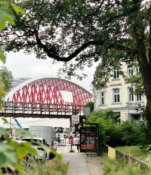 Die neue Sternbrücke ist 108 Meter lang und 3700 Tonnen schwer