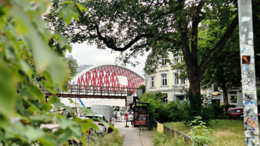 Die neue Sternbrücke ist 108 Meter lang und 3700 Tonnen schwer