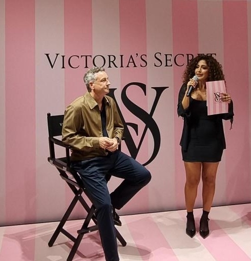 DJane Shari Who begrüßte die Gäste auf dem Pre-Opening des Victoria’s Secret Store in Hamburg und sprach mit zwei Vertretern der PTH Group, die das deutsch Franchise übernimmt.