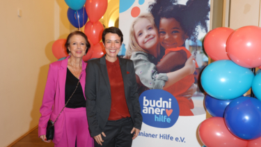 Der Vorstand und Gastgeberinnen des Budnianer Hilfe Preis Gabriele und Julia Wöhlke