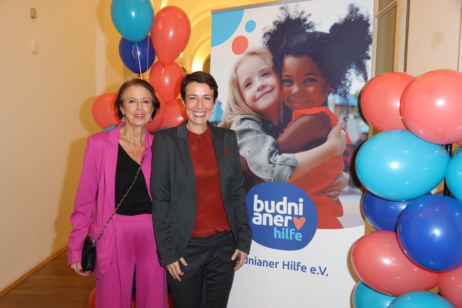 Der Vorstand und Gastgeberinnen des Budnianer Hilfe Preis Gabriele und Julia Wöhlke