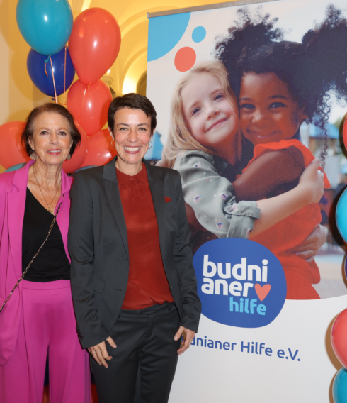 Der Vorstand und Gastgeberinnen des Budnianer Hilfe Preis Gabriele und Julia Wöhlke