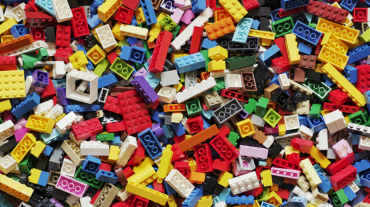 Legosteine so weit das Auge reicht. Im LEGO Discovery Centre dürfen alle selbst mit anpacken und ihrer Fantasie freien Lauf lassen