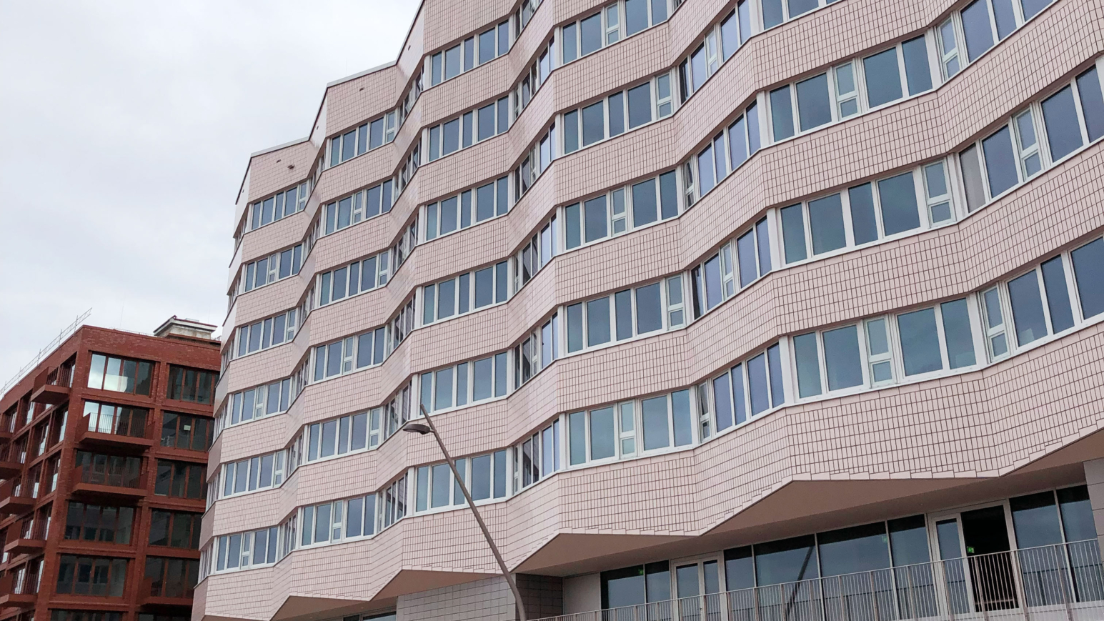 Moderne Fassade in wellenartiger Architektur: Die neue Studierendenanlage in der HafenCity