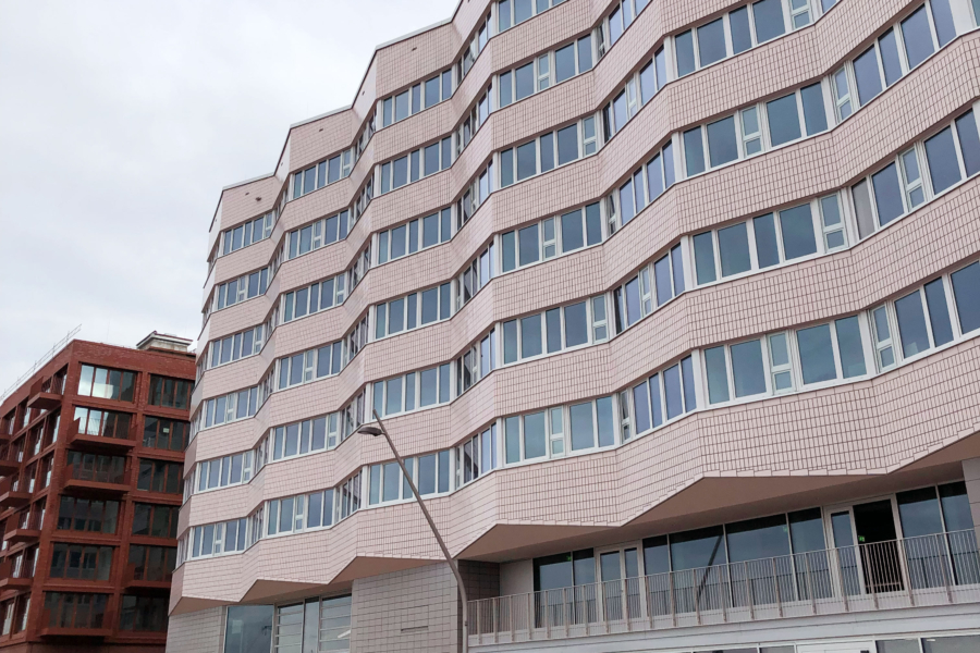 Moderne Fassade in wellenartiger Architektur: Die neue Studierendenanlage in der HafenCity