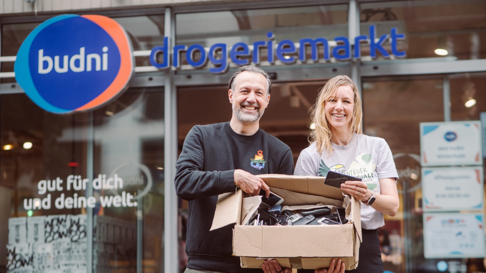 Christoph Wöhlke, Geschäftsführer von budni, und Kathrin Grau, Gründerin und Geschäftsführerin von Abenteuer Regenwald e. V. 