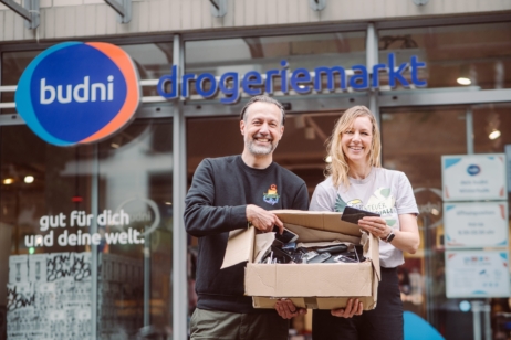 Christoph Wöhlke, Geschäftsführer von budni, und Kathrin Grau, Gründerin und Geschäftsführerin von Abenteuer Regenwald e. V. 