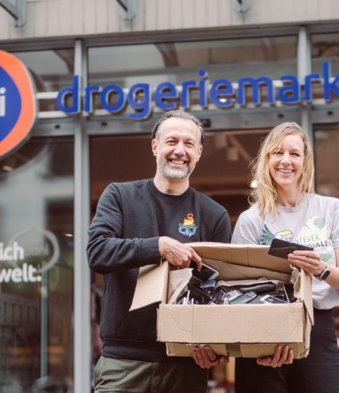 Christoph Wöhlke, Geschäftsführer von budni, und Kathrin Grau, Gründerin und Geschäftsführerin von Abenteuer Regenwald e. V. 
