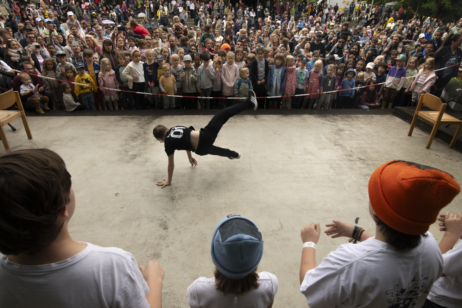 Breakdance im Kreis von Supportern auf und vor der Bühne, hier beim Festival „Laut und Luise“ in Planten un Blomen