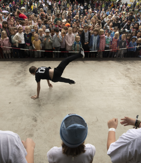 Breakdance im Kreis von Supportern auf und vor der Bühne, hier beim Festival „Laut und Luise“ in Planten un Blomen