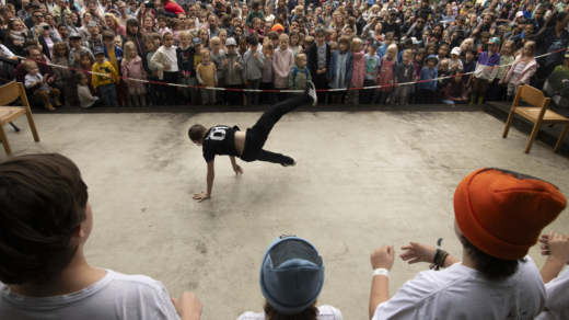 Breakdance im Kreis von Supportern auf und vor der Bühne, hier beim Festival „Laut und Luise“ in Planten un Blomen
