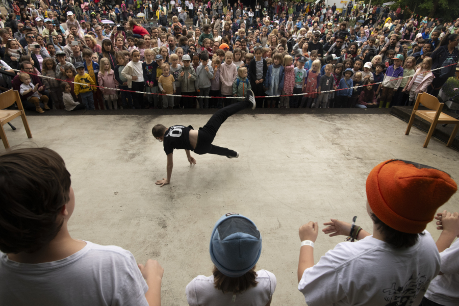 Breakdance im Kreis von Supportern auf und vor der Bühne, hier beim Festival „Laut und Luise“ in Planten un Blomen