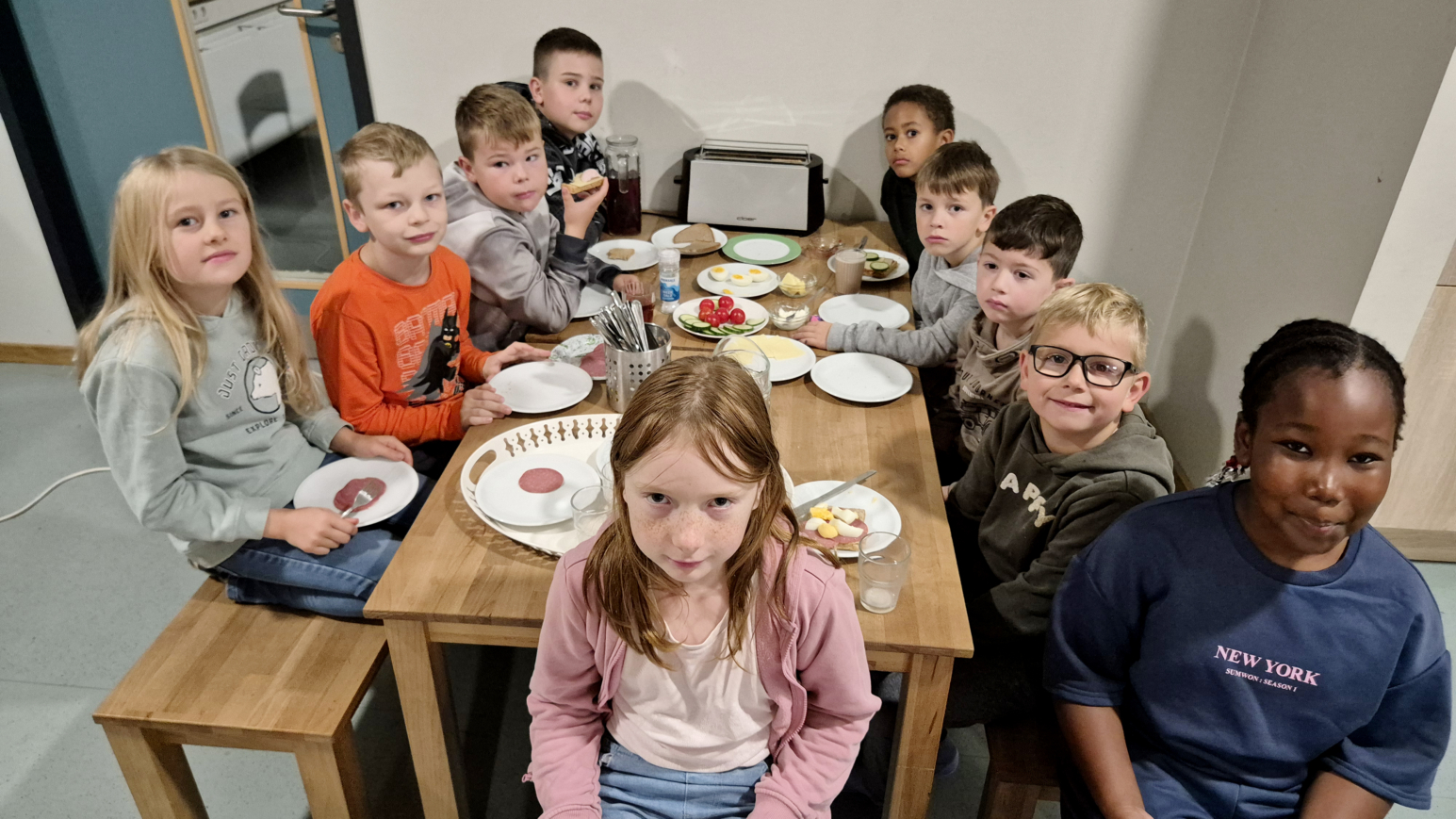 Über das gemeinsame Essen lässt sich Zugehörigkeit und Wertschätzung erfahren, wie hier bei einem der Frühstücksklubs der Deutschen Lebensbrücke