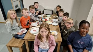 Über das gemeinsame Essen lässt sich Zugehörigkeit und Wertschätzung erfahren, wie hier bei einem der Frühstücksklubs der Deutschen Lebensbrücke
