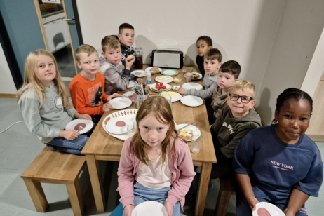 Über das gemeinsame Essen lässt sich Zugehörigkeit und Wertschätzung erfahren, wie hier bei einem der Frühstücksklubs der Deutschen Lebensbrücke