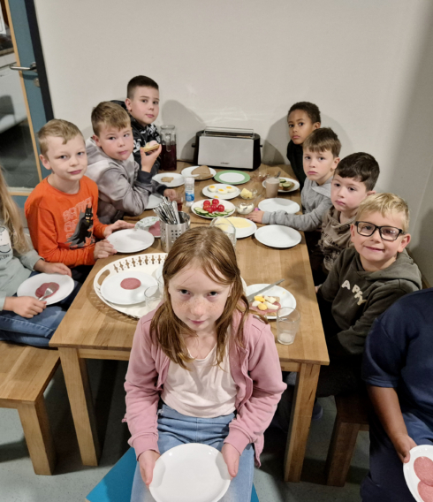Über das gemeinsame Essen lässt sich Zugehörigkeit und Wertschätzung erfahren, wie hier bei einem der Frühstücksklubs der Deutschen Lebensbrücke