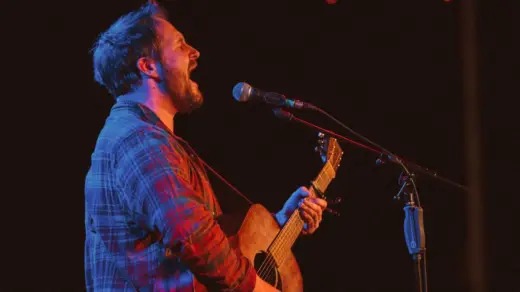 Bild eines singenden Mannes beim Song Slam