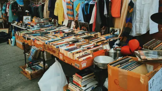 Bild von einem Flohmarktstand