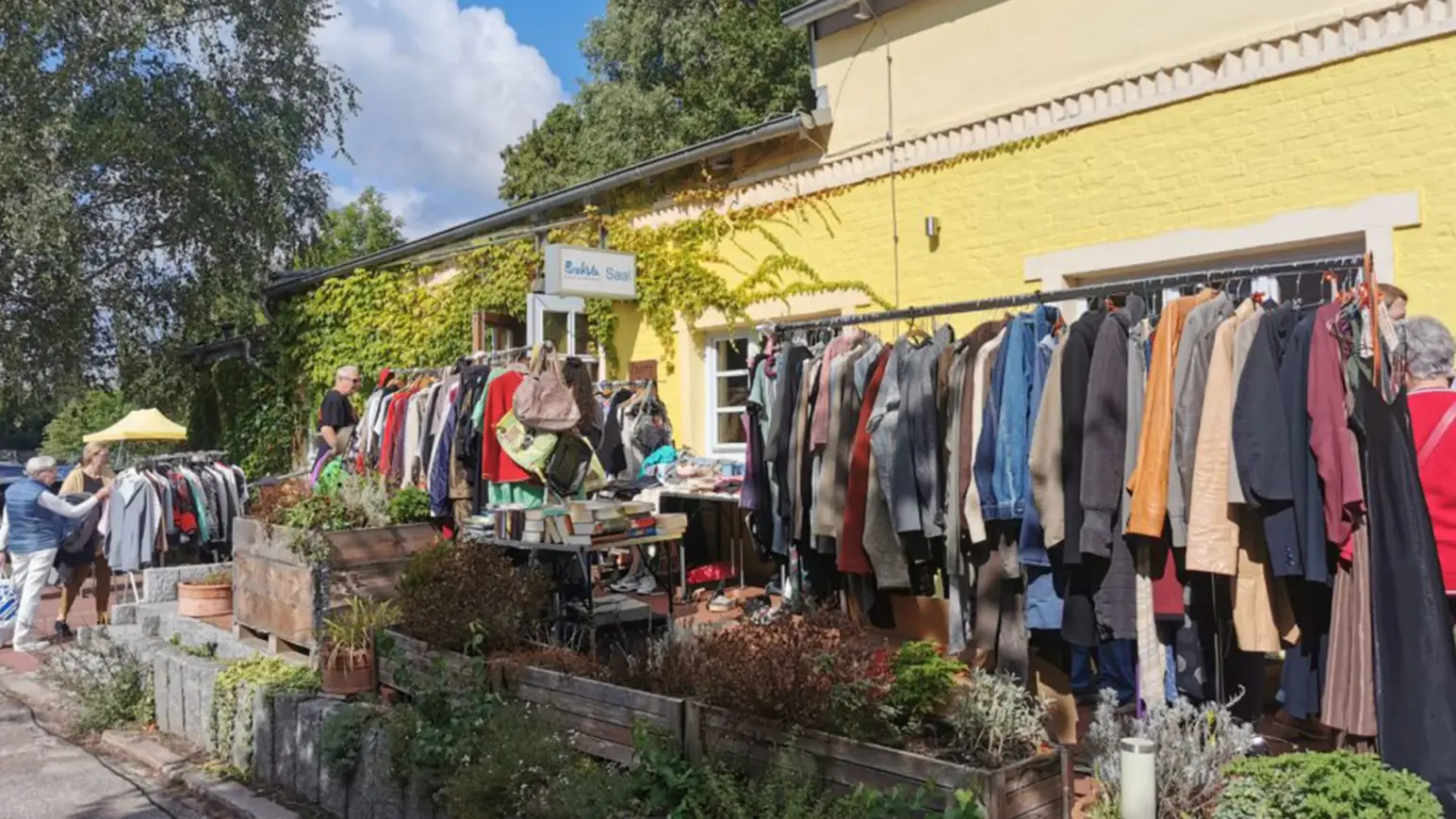 Frauenklamottenflohmarkt im Brakula